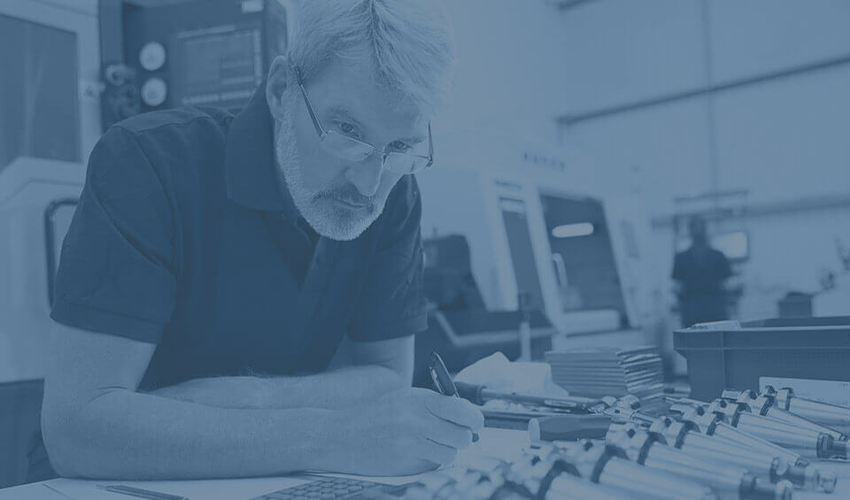 Un homme travaillant assis à un bureau