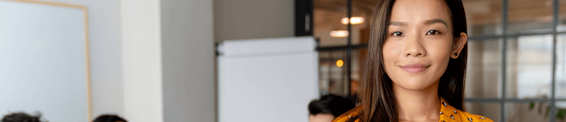 Employé contractuel souriant à l’appareil photo