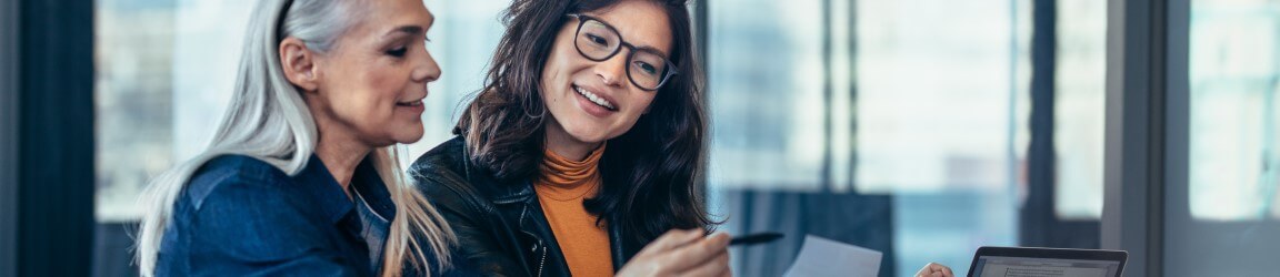 deux femmes donnant une rétroaction