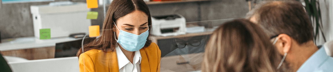 femme portant un masque, les yeux baissés
