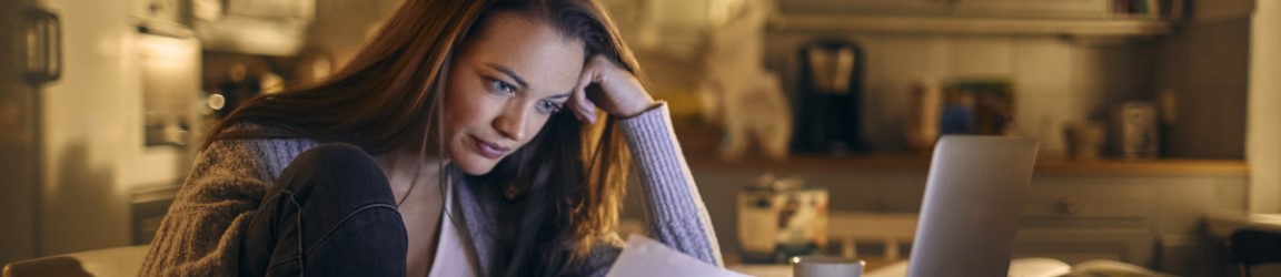 une jeune femme sur un ordinateur portatif