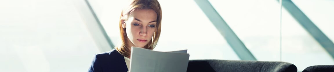Jeune femme assise et lisant un document | Aerotek.com