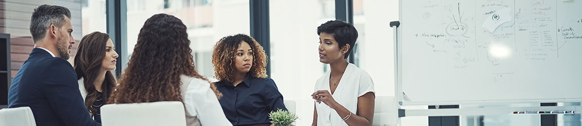 une équipe de cinq personnes diversifiées en réunion