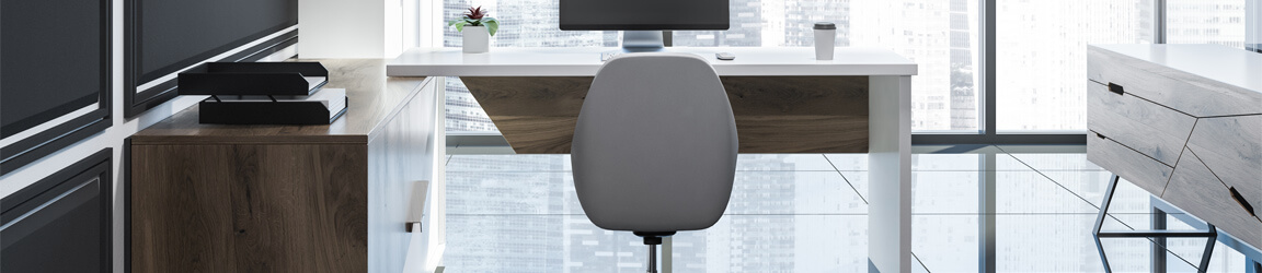 un espace de bureau avec un grand bureau